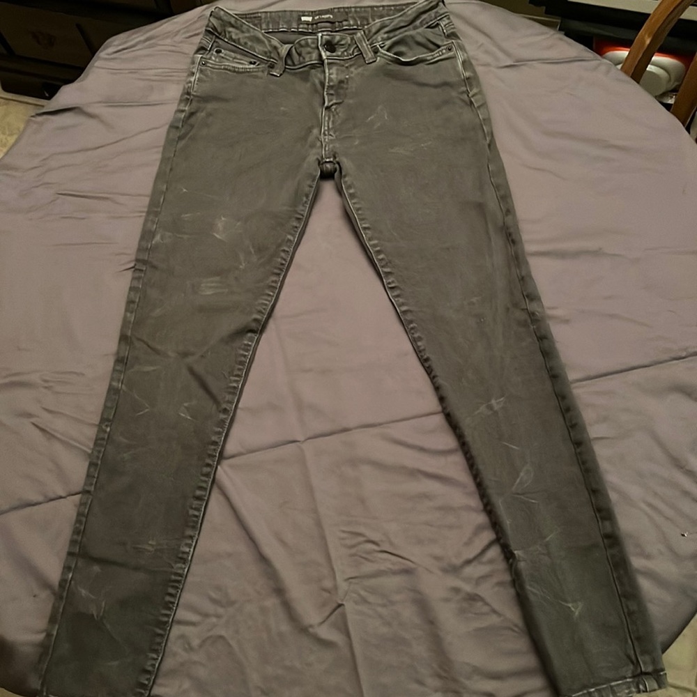 7 Medium Womens Levi’s 535 Legging Gray w/ a crease design throughout them.